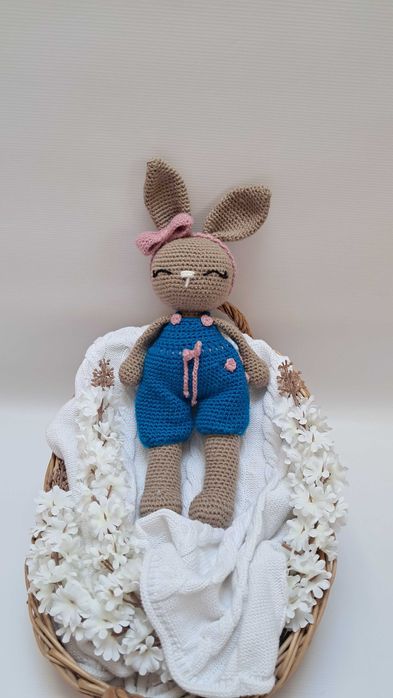 Króliczek w spodenkach - ręcznie robiona maskotka z włóczki