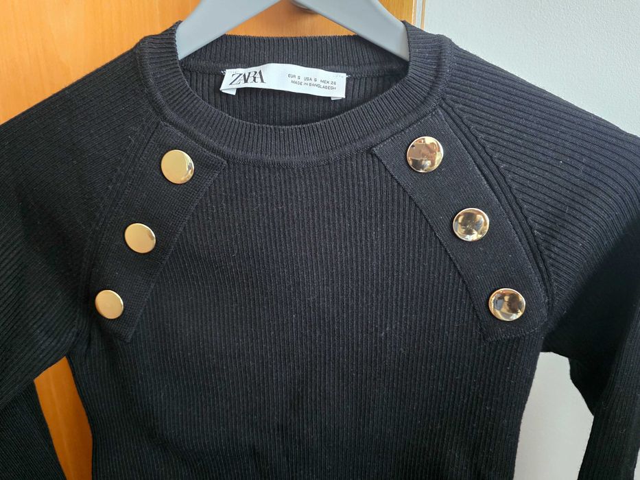 Zara | Camisola preta com detalhes dourados, tamanho S
