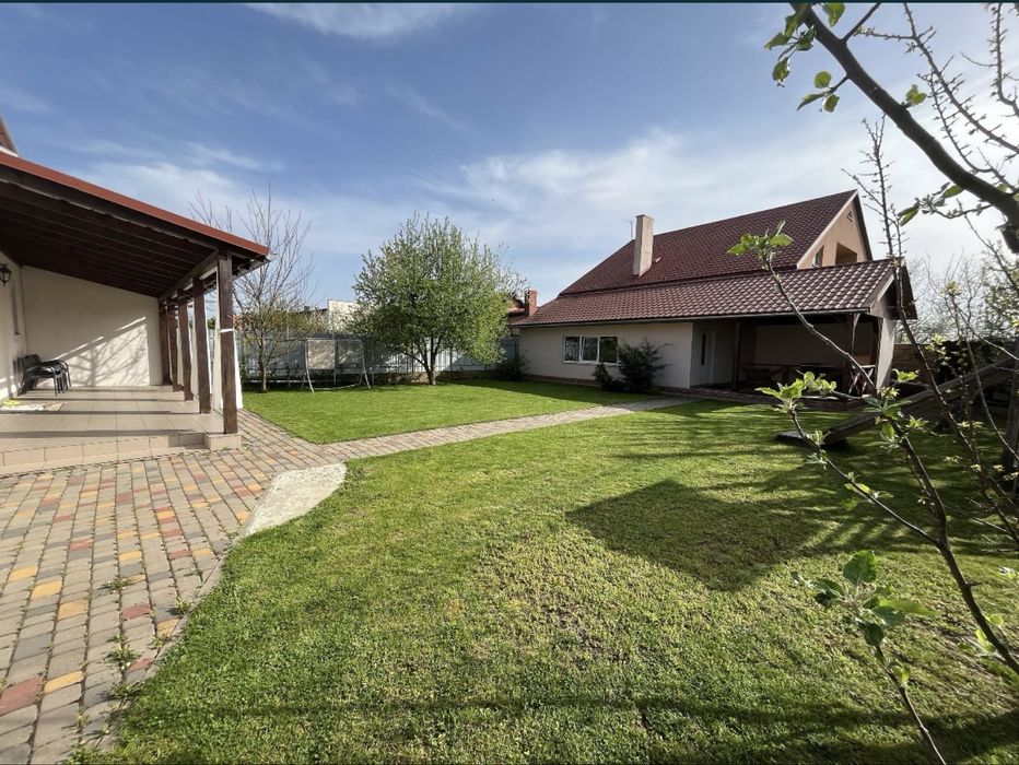 Продається двохповерховий котедж