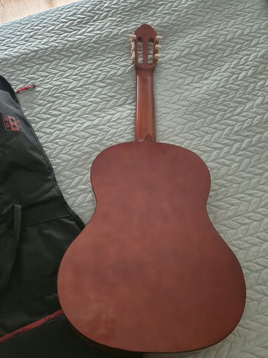 Guitarra acústica, nunca usada