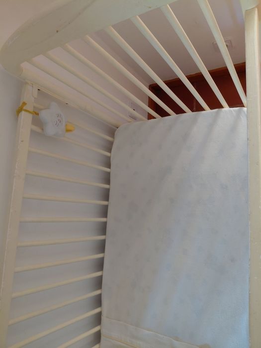 Berço branco para bebé