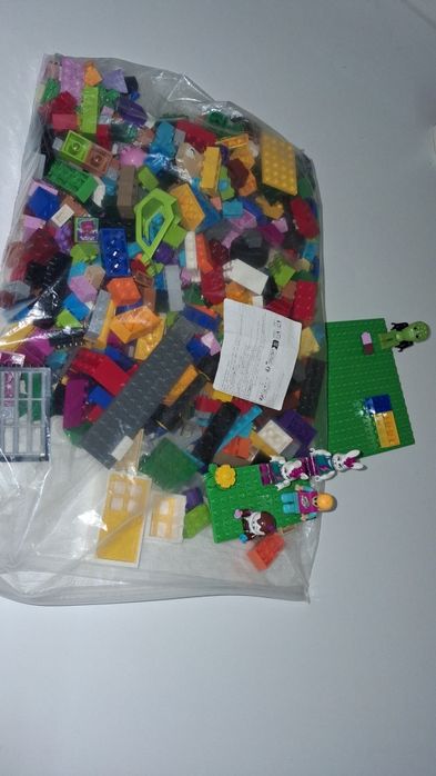 Brinquedo  Saco com muitas pecas de lego e figuras