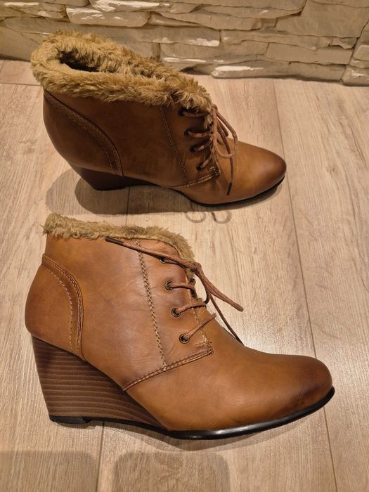 Brązowe botki na koturnie