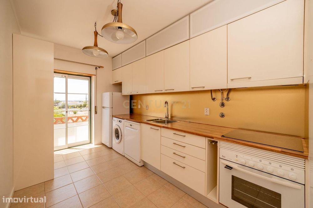 Apartamento T2 com aproveitamento de sótão, Quinta do Sol, Sarge, Torr