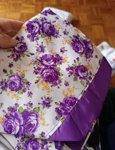 Фартук с оборками и яркими цветами