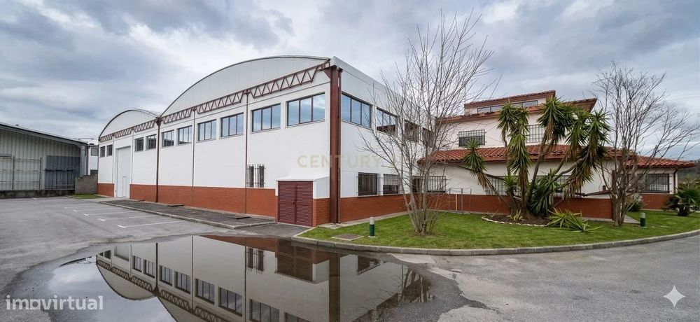 Armazém com zona comercial e escritórios-Zona Industrial Ortigosa (Lei