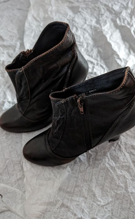 Botins em pele tamanho 36