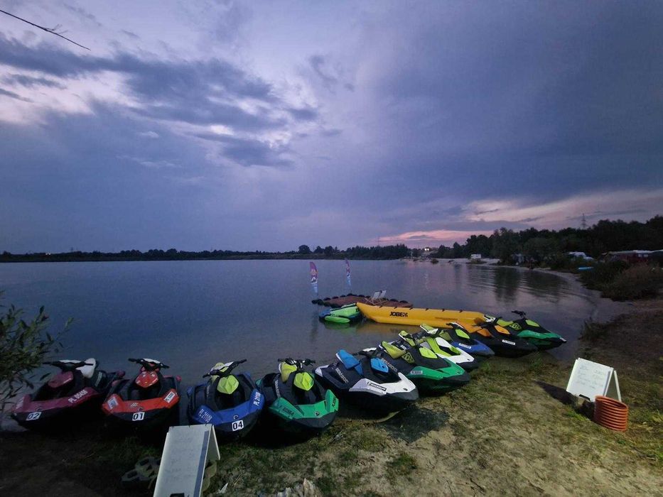 Wynajem Skuterów Wodnych Sea-Doo | Instruktor, Kanapa Wodna, Deska, Spark Trixx i RXT-X 300 KM Wynajem Skuterów Wodnych – Adrenalina na Wodzie