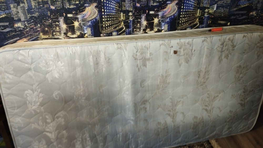 Кровать с матрасом