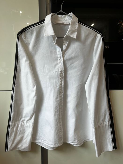 Biała koszula z lampasami