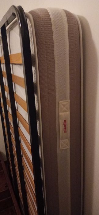 Cama em madeira maciça