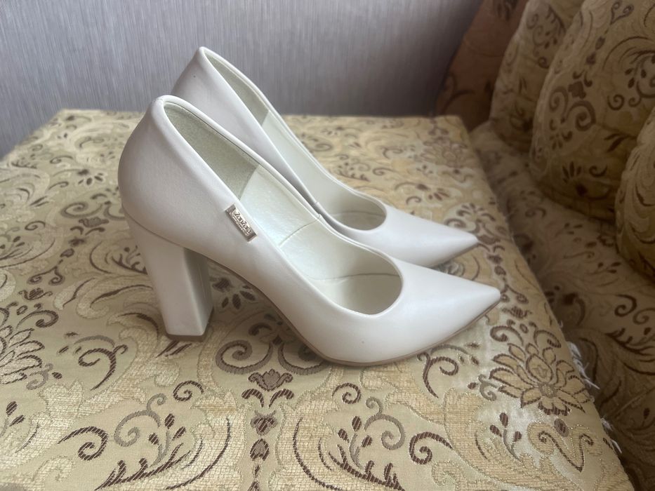 Туфлі на каблуку