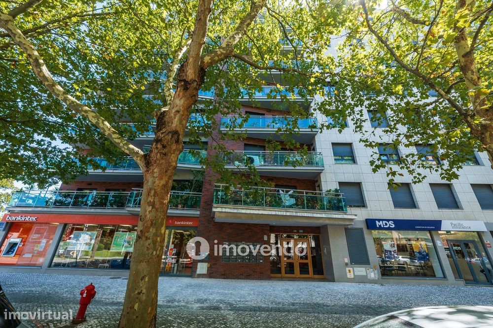 Apartamento T2 moderno, com garagem e varanda enorme, na Malvarosa