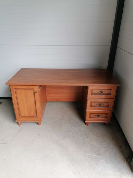 Solidne biurko w dobrym stanie