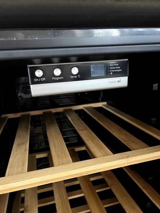 Cave de vinhos em excelente estado