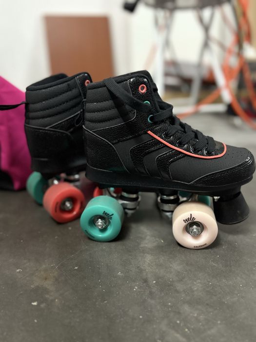 Vendo patins 4 rodas numero 33 crianca