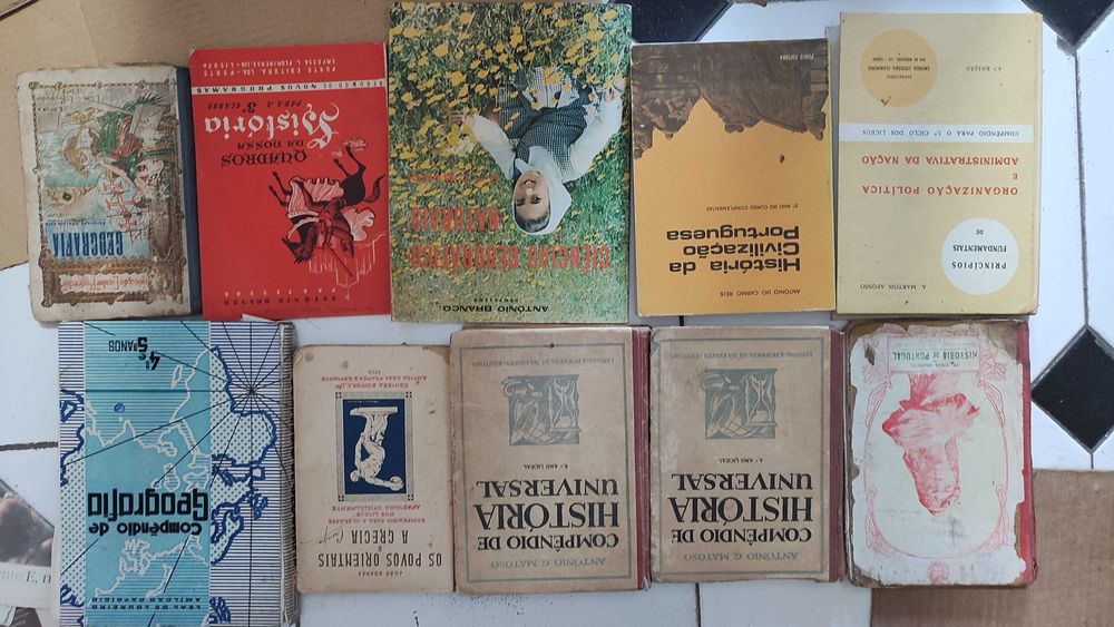 18 livros escolares antigos de História e Geografia