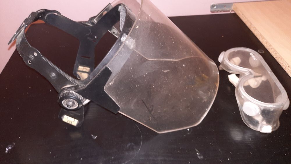 Osłona twarzy lekka i nie paruje regulacja kąta , super praktyczne do