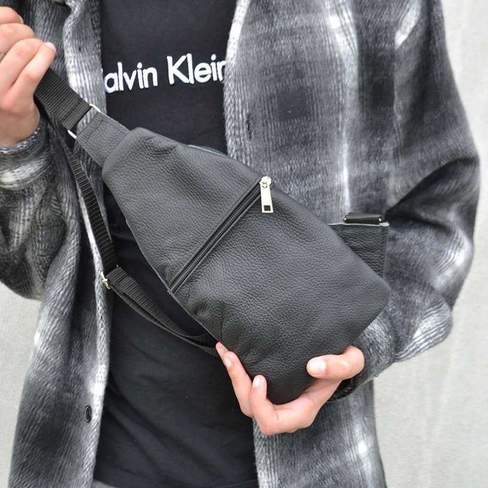 Качественная сумка слинг из натуральной кожи. Цвет: черный.