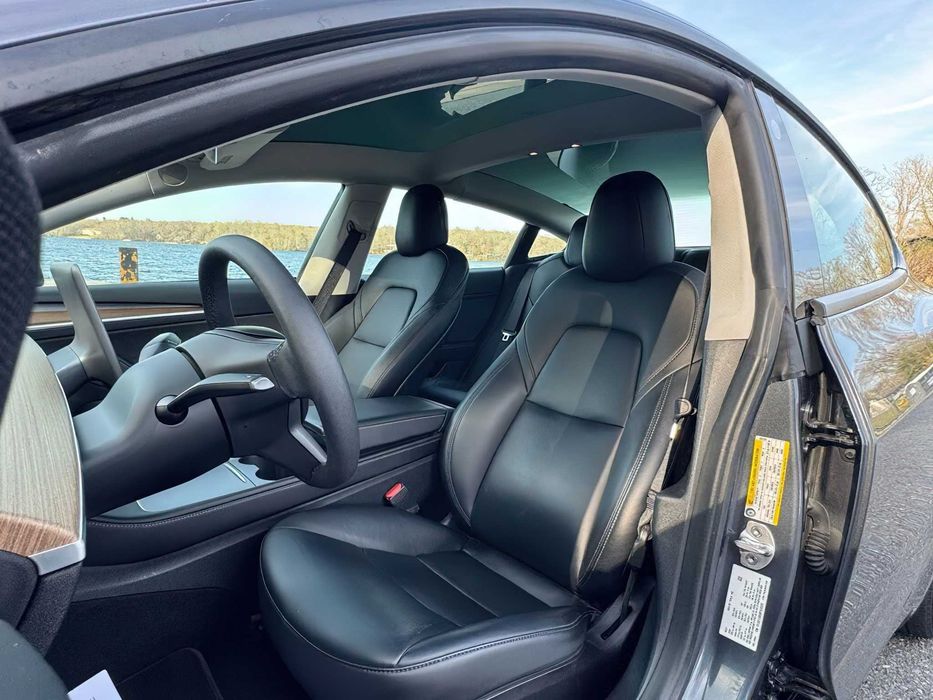 Tesla Model 3 Long Range      2021