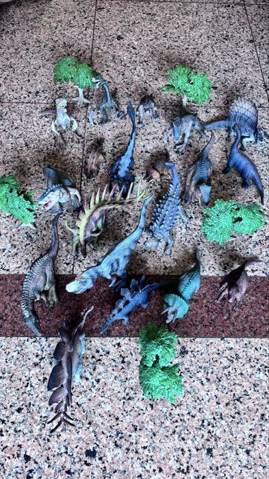 Conjunto de 19 dinossauros e 5 arvores