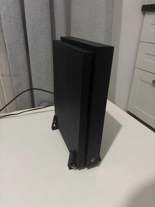 Xbox One X 1TB – sprawny, 4K/HDR, napęd OK + GTA V, możliwy dowóz (Warszawa)