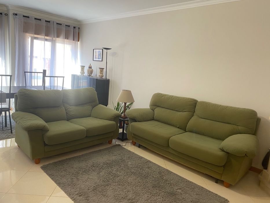 Sofá cama com 3 lugares e sofá com 2 lugares em bom estado