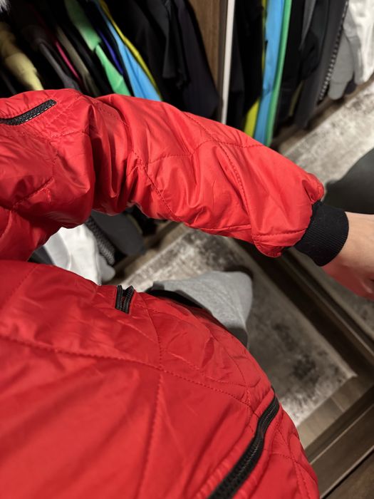 Червона куртка бомбер