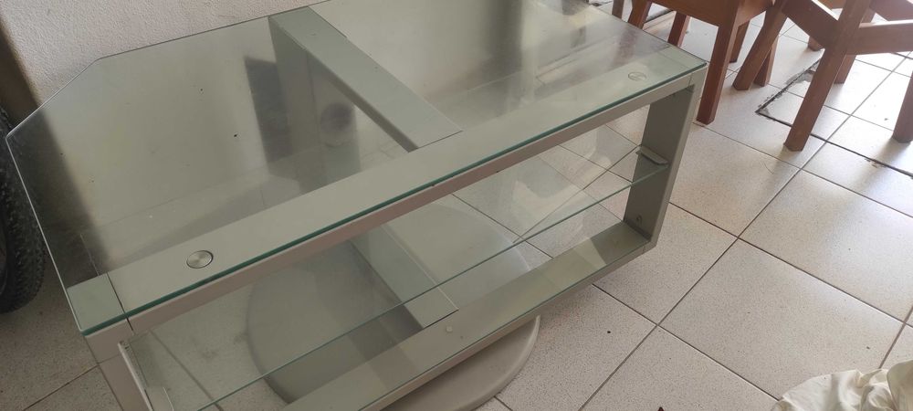 Móvel de TV rotativo com estrutura em alumínio e prateleiras em vidro