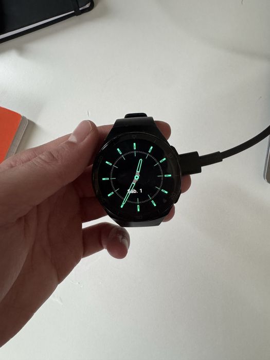 Huawei Watch GT 2e com caixa e base de carregamento