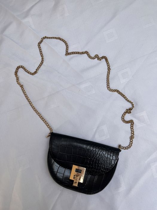 Mała torebka damska na łańcuszku