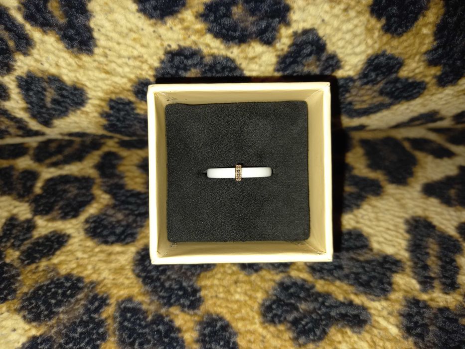 Каблучка " Sova ", керамiка з дiамантами, р. 16.5. Киев.