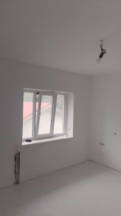 Будинок з приміщенням та обладнанням для шиномонтажу