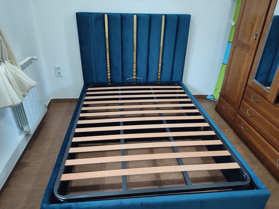 Camas estofadas novas