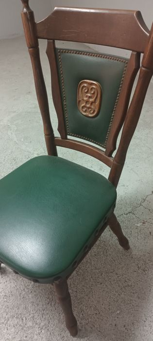 Mesa de jogos com cadeiras