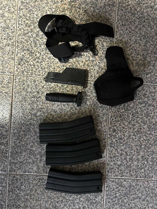 Arma airsoft Lancer Tactical LT12 e material