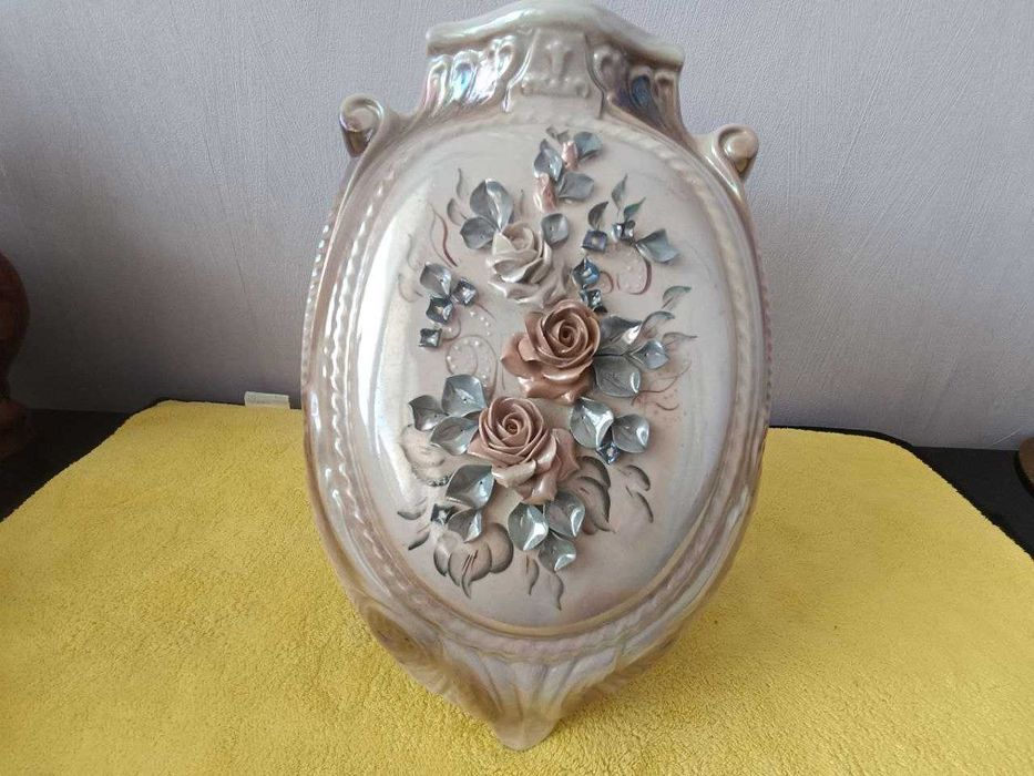 настенное кашпо из  фарфора с объемной ручной лепкой в виде роз.