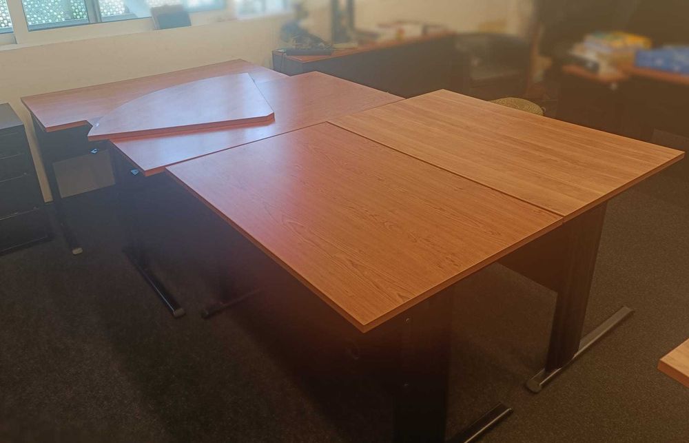 Vendo 4 secretárias – 1 presidencial