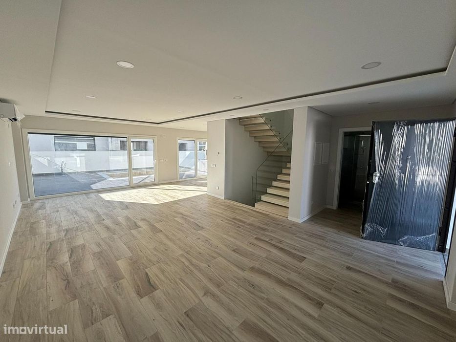 Moradia T4 com 3 suítes em banda com piscina, Alcochete!!