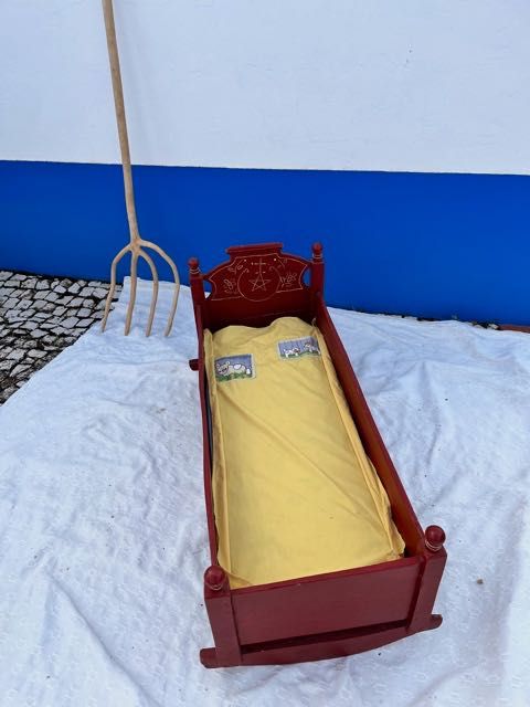 Berço antigo com baloiço + colchão