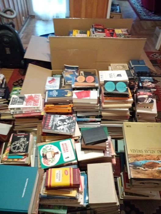 Oddam za darmo bardzo sporą kolekcję książek .