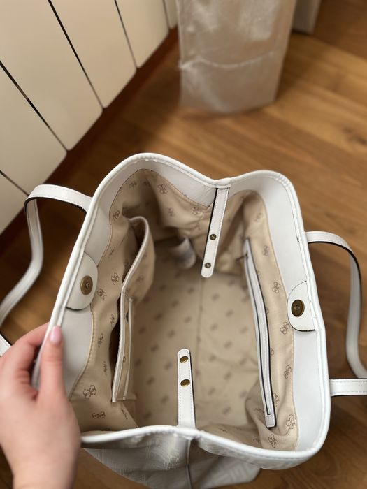 Torebka Guess Vikky Schopper