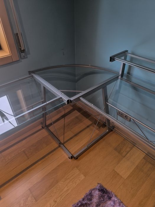 Mesa de escritório com tampo em vidro