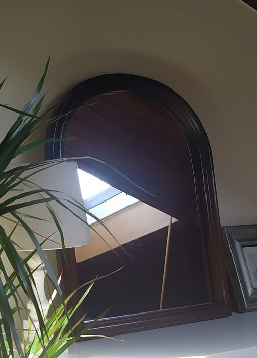 Espelho com moldura de madeira em arco