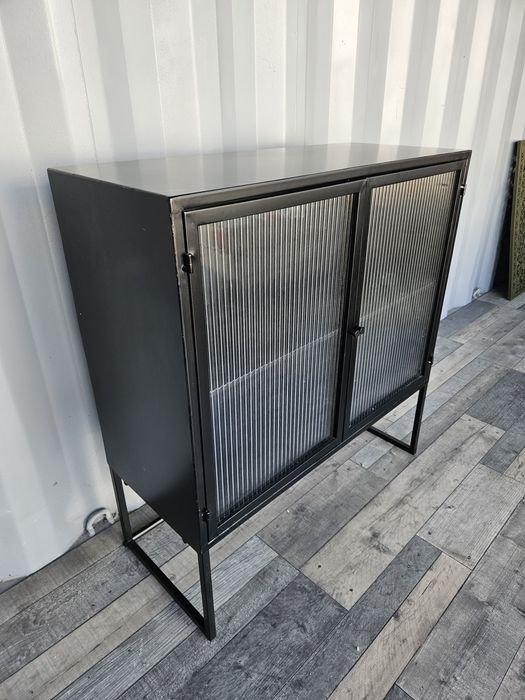 Czarna metalowa komoda szklane drzwiczki