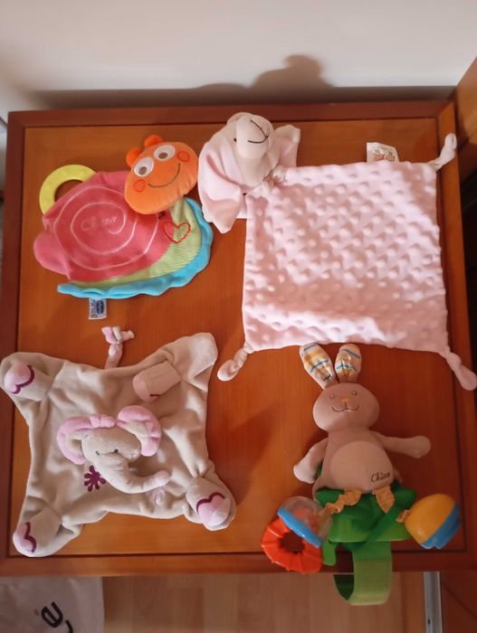 4 brinquedos para bebé