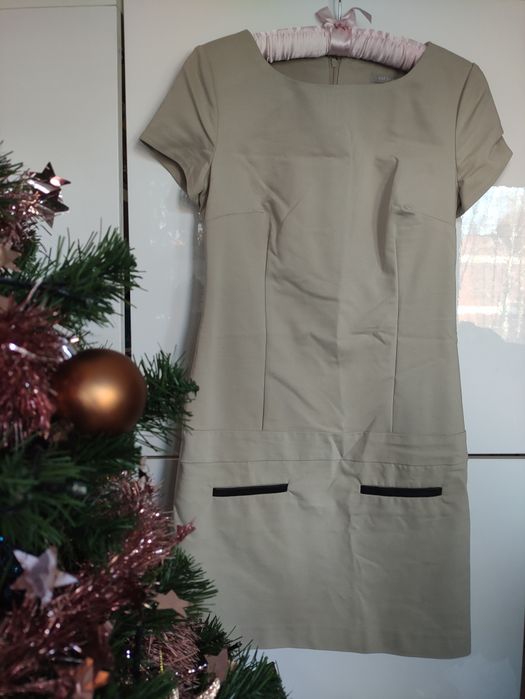 Kremowa biurowa elegancka sukienka z czarnymi wstawkami