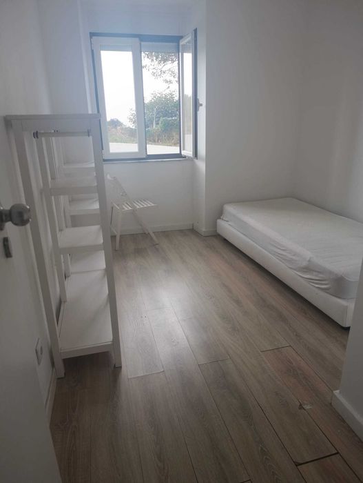 Quarto em Apartamento T2 - Zona do Beato.