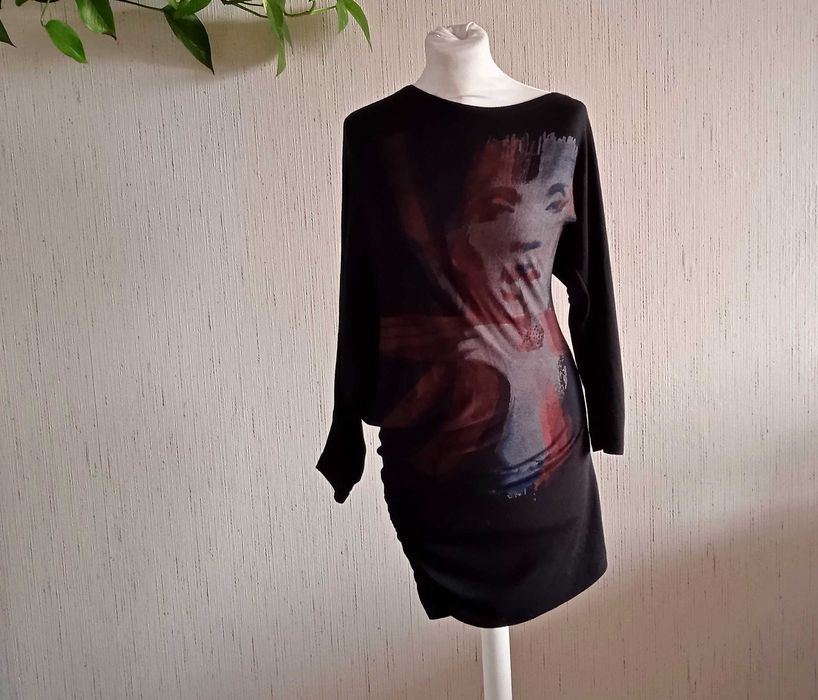 asymetryczna krótka sukienka w stylu punk-rockowym