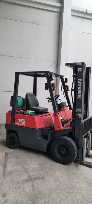 Empilhador Nissan  a gás 1500kg